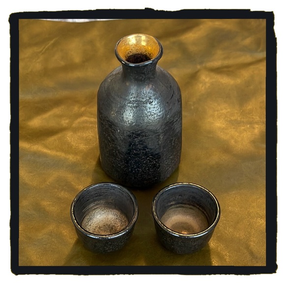 💕Japanese Sake Set - Carafe & 2 Cups - Black and Gold on the inside💕 - Picture 2 of 3
